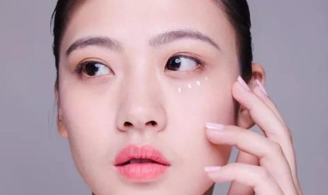 不能用擦了没效还可能损伤肌肤！凯发k8眼霜过期了还能用吗？(图3)