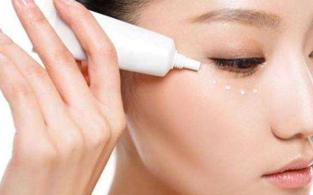 不能用擦了没效还可能损伤肌肤！凯发k8眼霜过期了还能用吗？(图4)